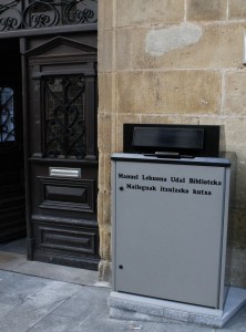 Kutxa kanpoko aldean jarri dute