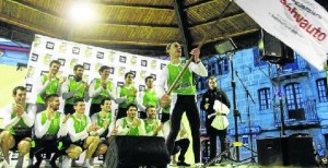 Hondarribiako arraunlariak Orioko banderarekin