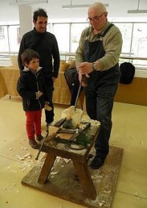 Santi Oteiza, teknika tradizionala erakusten