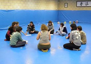 Hainbat ariketa egin zituzten bildutako neskek