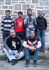 Zutik, ezker-eskuin: Jorge, Lezoti, Jabi eta Txema. Eserita: Luismi eta Genis.