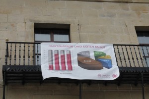 Oiartzungo udaletxean panela jarri dute, datu eguneratuekin