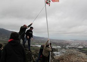 Nafarroako bandera jarri zuten unea