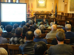 Udaleko ordezkariak, herritarrei azalpenak ematen