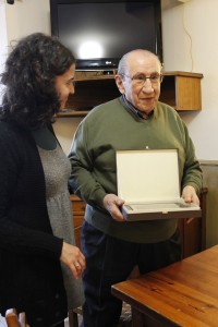 Joakin Mendizabal lehendakari ohiari oroigarria eman zion atzo Aiora Perez de San Roman alkateak