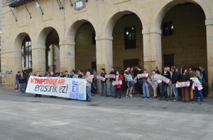 Hamarnaka lagun elkartu ziren plazan