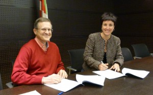 Hurkoa Fundazioko presidente Jose Luis de la Cuesta eta Pasaiako alkate Amaia Agirregabiria