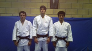 Elizaldetarrak Judo Elkartekoak lortutako gerriko beltzekin.