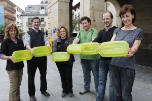 'Ontziratu zaitez!' kanpainarekin bat egin dute bost komertzioetako arduradunak Oihan Tello zinegotziarekin