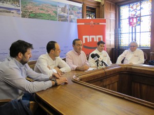 Irungo ostalariak eta udaleko kideak, gaurko aurkezpenean