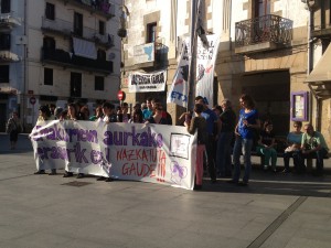 Txoko Feministaren aurrean bildu dira herritarrak heriotzak salatzeko
