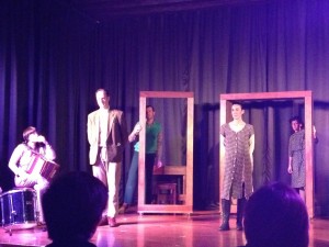 Abarka antzerki taldekoak 'Biba zorrixen izurritie!' lana antzezten, Oiartzungo udaletxean