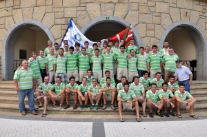 Harrera egin zieten atzo Hondarribiko arraunlariei