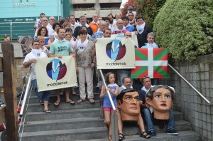 Jai Batzordeko kideak, atzo, Merkatuzarren atarian.