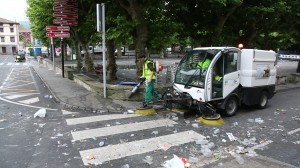 Langileak, Urdanibia plaza garbitzen, hilaren 1ean