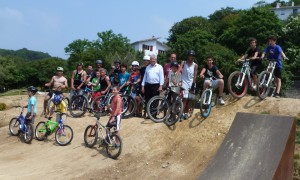 Udal ordezkariak, txirrindulariekin, pistan