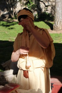 Eskultore bat, Oiasso museoaren aurrean lanean.