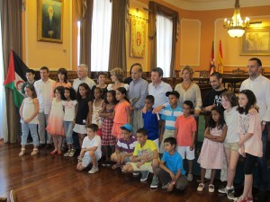 Udaleko nahiz Tadamum-eko kideak, haurrekin