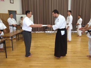 Alain Isasa hirugarren Daneko diploma jasotzen, Japonian.