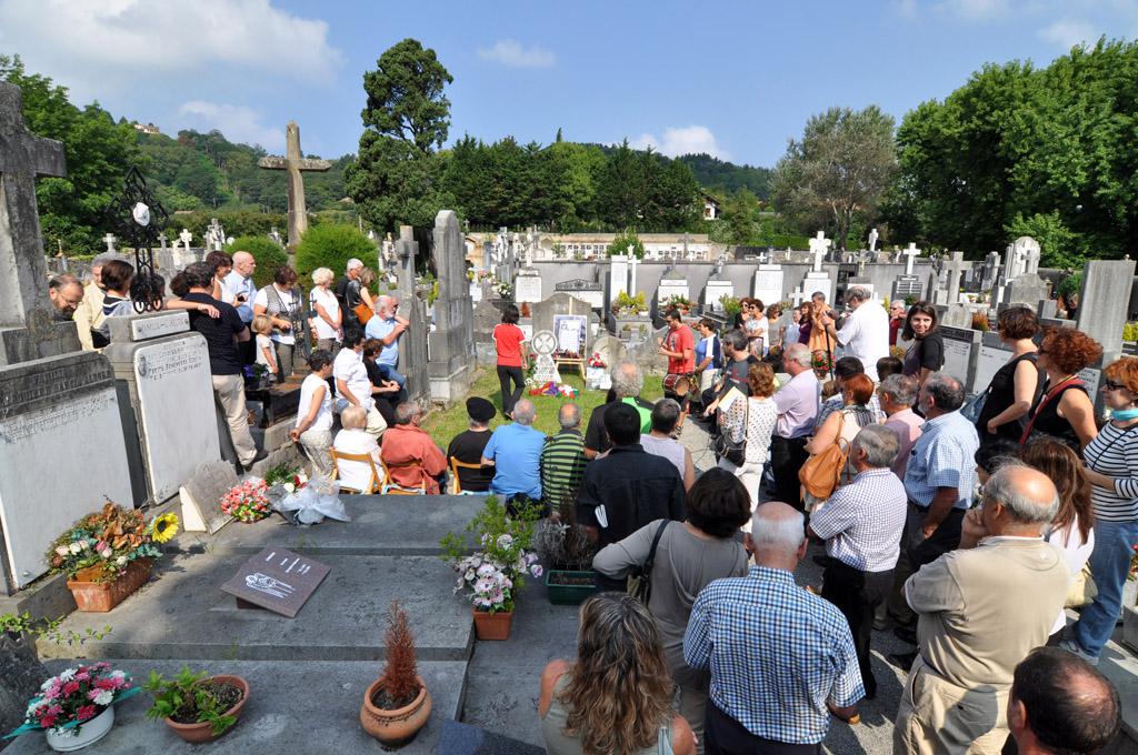 Dozenaka lagun elkartu ziren kanposantuan Bergaminen omenaldirako