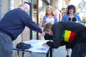 Berrordainketaren kontra sinadurak biltzen ari dira