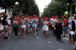 Konpainia parekidea San Pedro kalean entseatzen, atzo