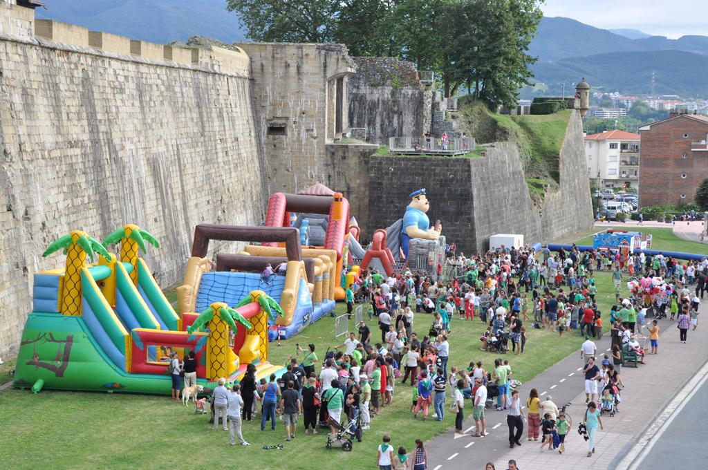 Puzgarriak Jostaldin puztuko dituzte gaur, euriagatik. Irudia atzokoa da.