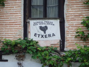 Lezoko Herrira, banderola jartzeko kanpaina