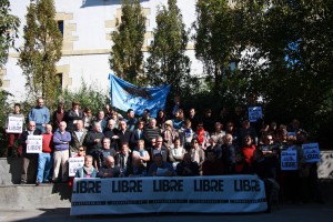 Girizia elkarteko kideen agerraldia, haien kontrako epaiketa salatzeko.