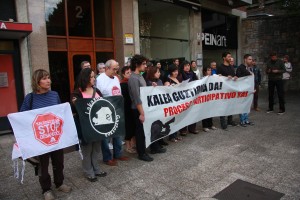 Irungo Bezeriaren Arretarako Bulegoaren aurrean egin dute elkarretaratzea eragileek