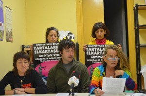 Gaur egin dute agerraldia AHTaren kontrakoek Irunen