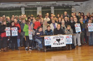 Lasaren alde hamarnaka herritar bildu dira