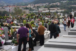 Irudia Donibaneko hilerrikoa da, eguerdian