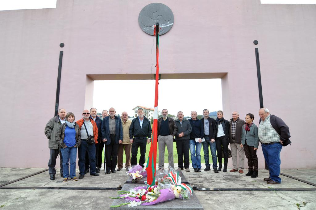 Domu santu egunarekin urtero eramaten dizkiete loreak herriko fusilatuei
