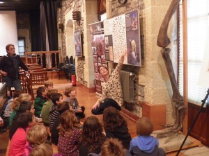 Hernaniko ikasleak izan dira erakusketa ikusten