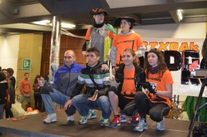 Lasterketako irabazleak. Eneritz Arbelaitz behean, eskuinetik hasita lehena. (Argazkia: Agurtzane Altuna/Irutxuloko Hitza)