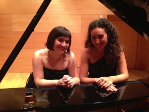 Aroia Makuso (ezkerrean) Cristina Segura mezzosopranoarekin.