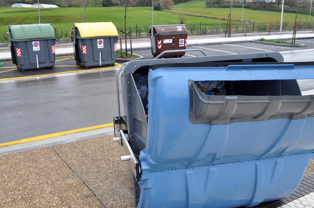 Hondarribiko eremu irekietan edukiontziekin jolasean ibili da haizea