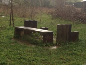 Schondorf parkeko mahai bat hautsita. (Argazkia: PSE-EE)