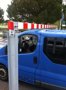 Furgoneta bat, aparkalekuan sartzen