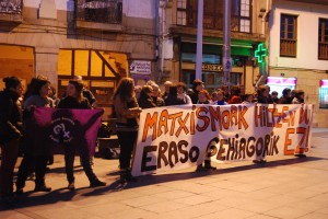 Txoko Feministaren aurrean elkartu dira erailketa salatzeko