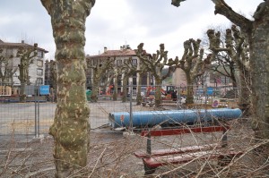 Urdanibia plazan lanak egiten ari dira