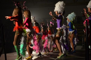 Konpartsetako bat, oholtzan