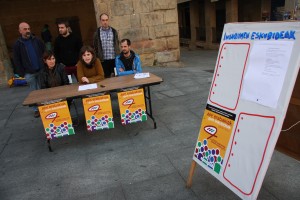 Talde sustatzaileko kideak, atzoko agerraldian