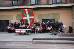 Ikurrinaren aldeko agerraldia egin zuten atzo arratsaldean, Donibanen