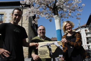 Asier Legorburu Kultura zinegotzia, Iñaki Gurrutxaga Oiartzungo Flauta Taldeko zuzendaria eta Ane Narbarte, Oiartzungo Flauta Taldeko kidea eta kartelaren egilea.