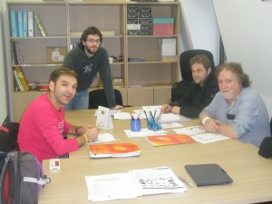 Ikastaroan parte hartzen ari diren hiru ikasleak Intxixu AEK-ko Jexux Olaziregi irakaslearekin