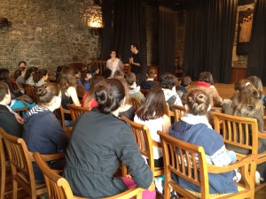 Diwan eskolako ikasleak udaletxean Asier Legorburu zinegotziaren azalpenak entzuten