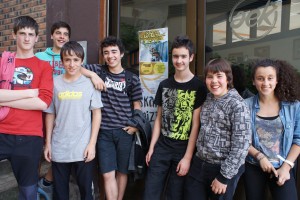 Lezoko Kuadrillategi egitasmoan ari diren gazte batzuk