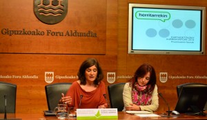 Helena Franco Ogasun diputatua eta Arantza Ruiz de Larrinaga Parte Hartze zuzendaria aurkezpenean